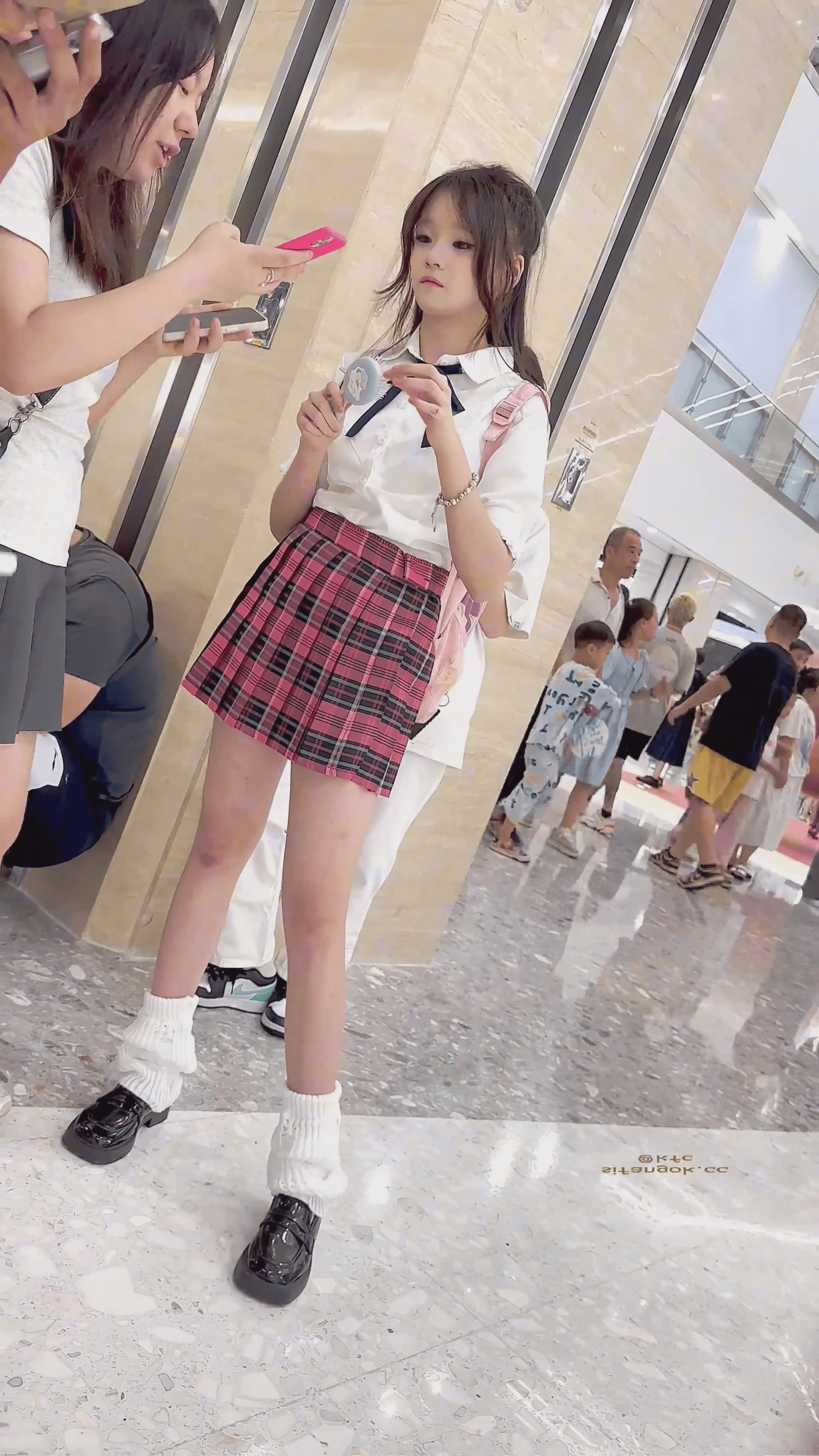 【KFC】❤️极品JK制服萌妹自拍·短裙白色骚窄内·极品美腿超可爱