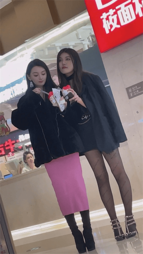 ❣️推荐❣️【商场抄底】骚逼靓女,短裙黑丝,高跟黑丝后妈裙,厕拍老哥直接走不动道1V