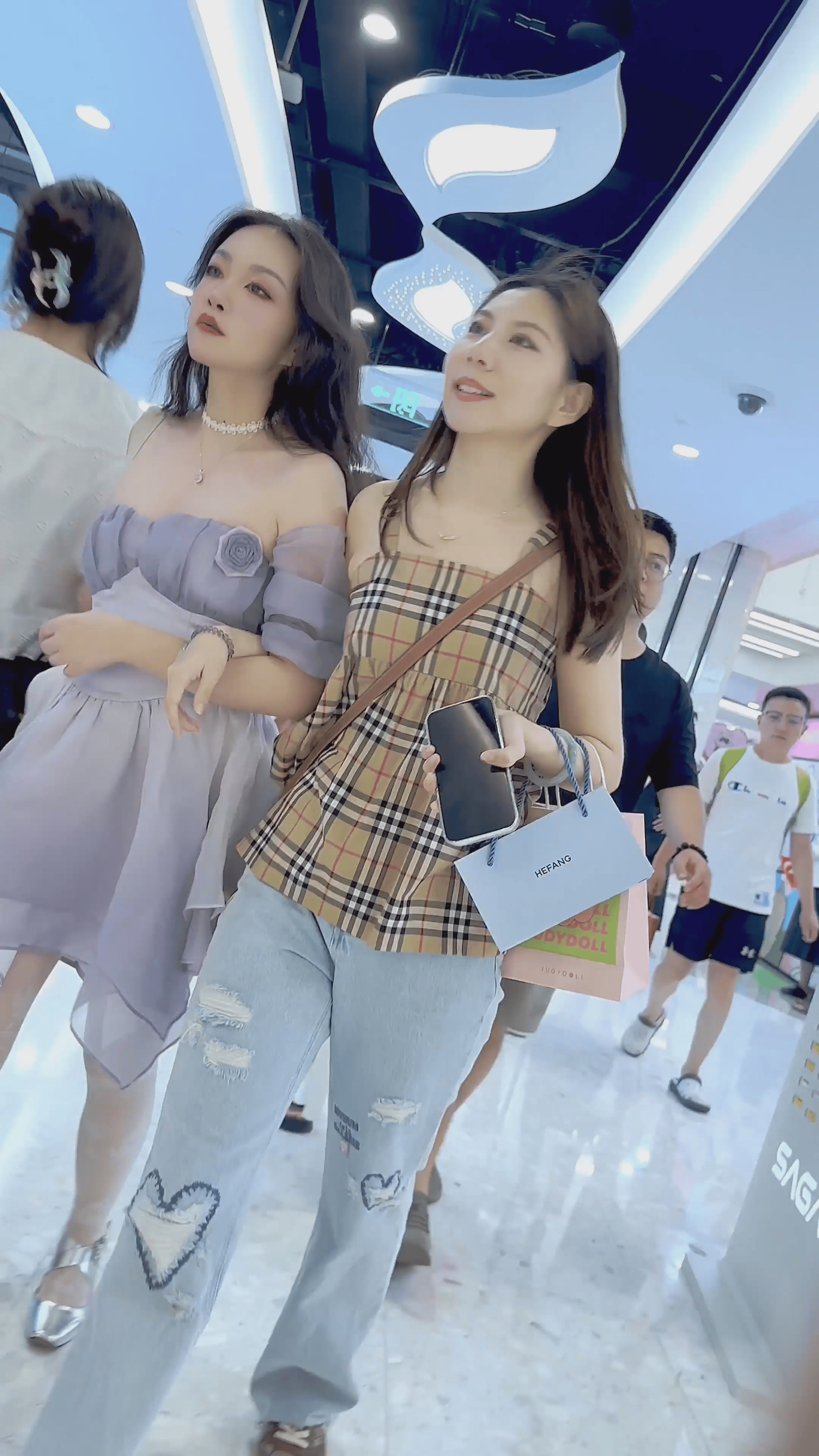 【KFC】♥️美女长裙下穿着提花骚白丝袜·淡灰色内内前后CD 一箭双雕·蓝色内妹子劈开腿给骚窄内拍照