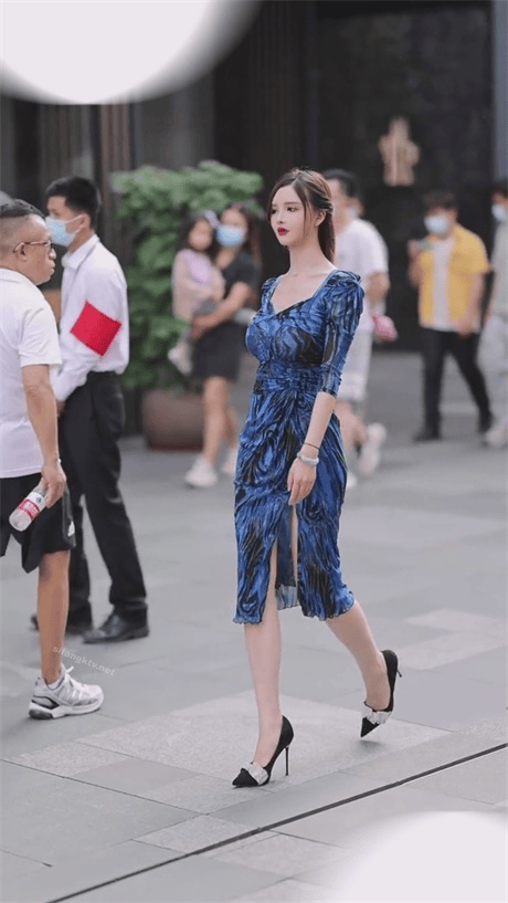 ❣️推荐❣️【抄底顶级街拍婊】不输车模的小婊,街上摄影师跟着拍,人多也要硬抄,龟男憋坏了想扛着双腿开操了1V