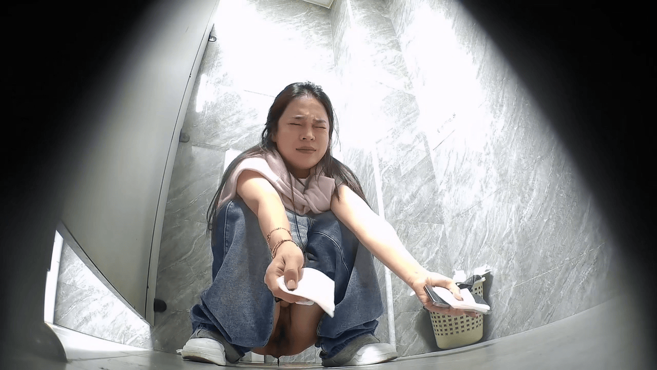 商场女厕正面脸穴同框偷拍多位美女小姐姐方便，皮靴妖艳气质御姐无毛一线天太诱人了