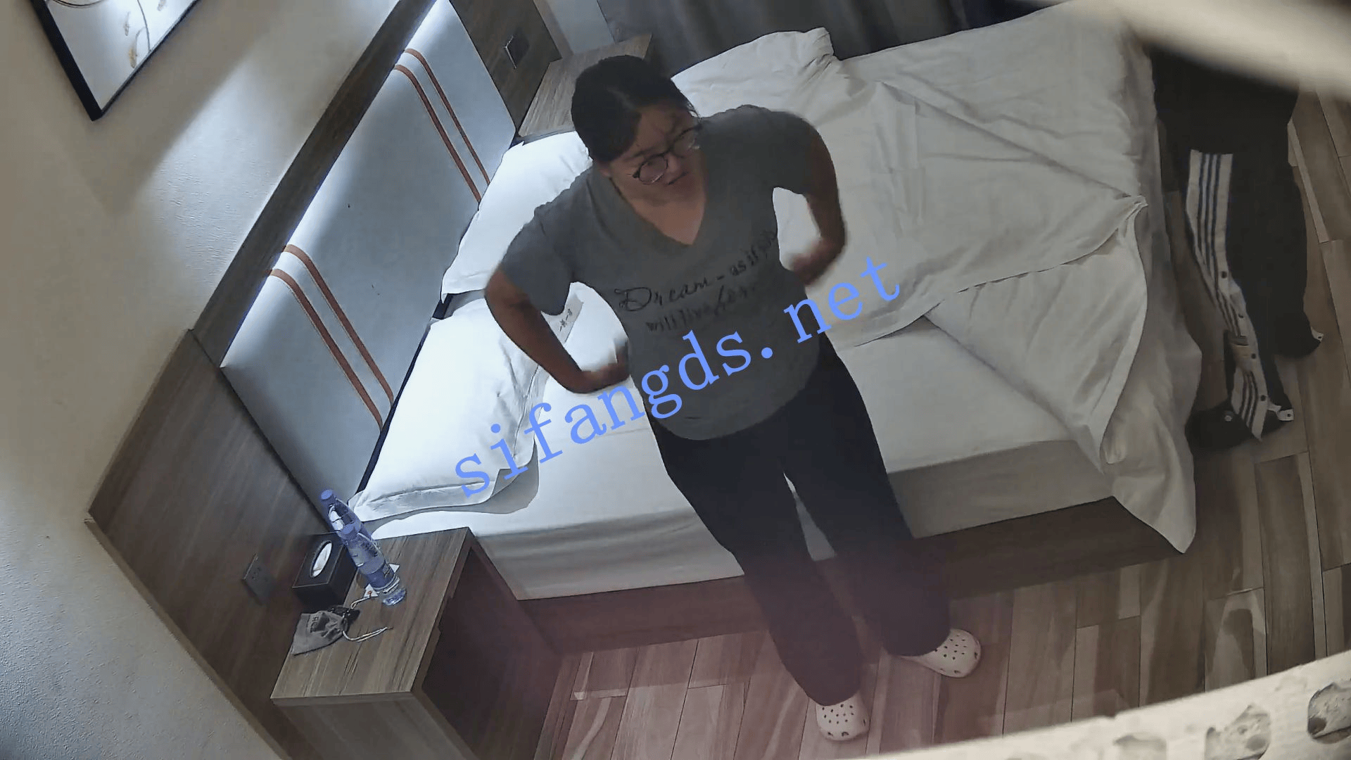 ⏪20250713⏩眼镜骚女终日在酒店内裸奔性欲强盛欲求不满自慰