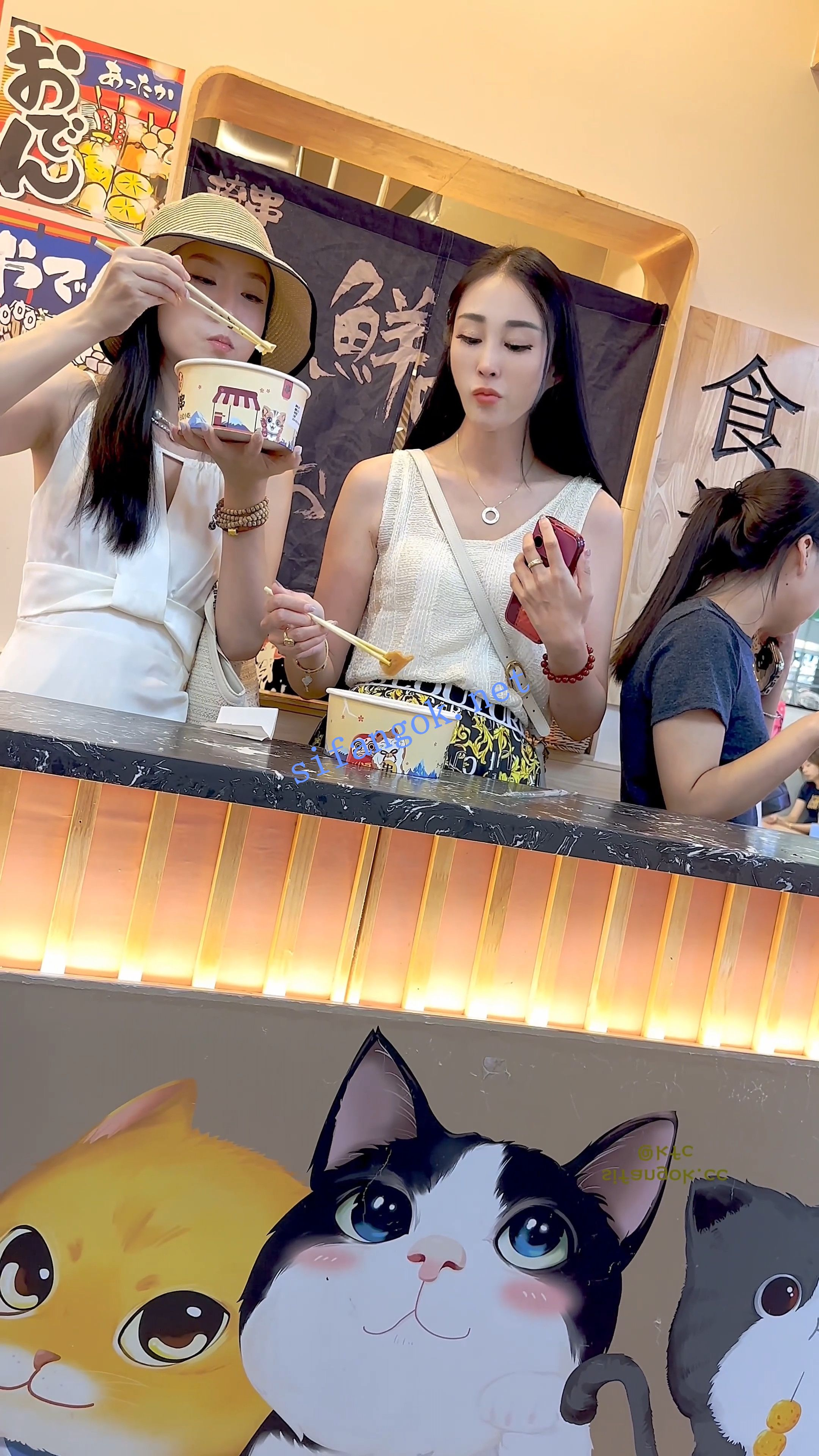 【KFC】少妇吃小吃·秃头哥假装看抖音用鞋CD·只能拍闺蜜粉内