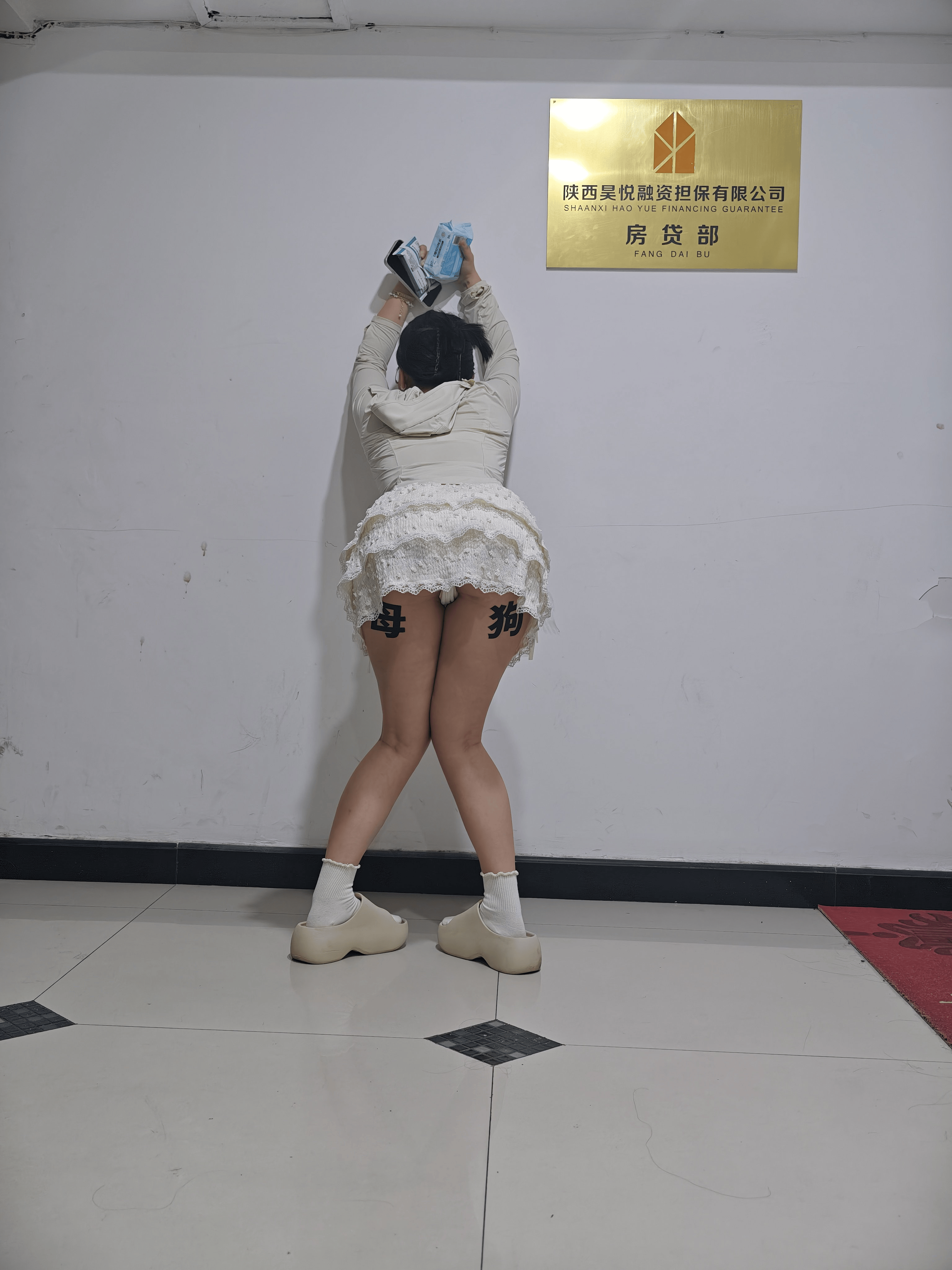 ❤️❤️029西安绝世娇妻，两只母狗抢着吃鸡巴，享受她们臣服在脚下的感觉，狂喷水的妻子，每日性福指数拉满78P5V