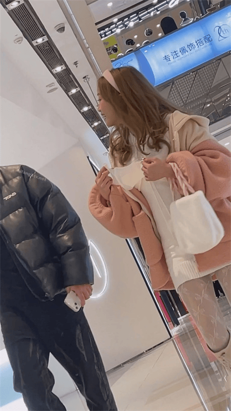 ❣️推荐❣️【商场抄底】颜值嫩妹,路边街拍,包臀裙白丝长靴太骚,这屁股好翘,想把脸埋进屁穴里猛吸1V