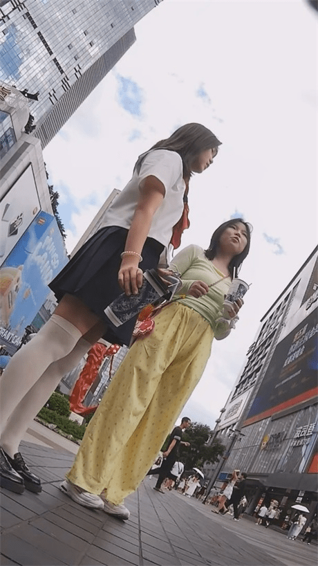 ❣️推荐❣️【步行街抄底】颜值嫩妹,JK逛街还穿个情趣丝袜,白内还行,颜值全靠闺蜜衬托1V