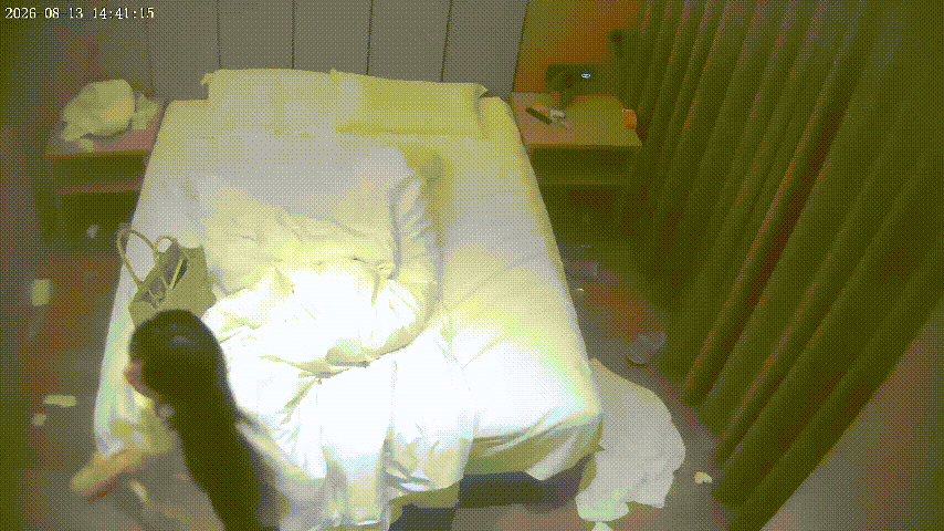上帝视角 8-13 美女还会跳点疯批舞 眼看要被操了 动作也是干脆 床上床下换着地方操 还戴上兔耳朵增加情趣