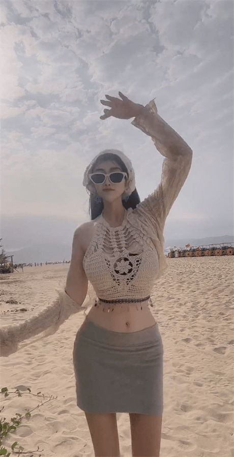 ❣️推荐❣️抖音颜值嫩妹【贩卖快乐的莉莉】清纯靓妹,好身材大长腿,裸舞诱惑,奶大腰细,极品炮架6V