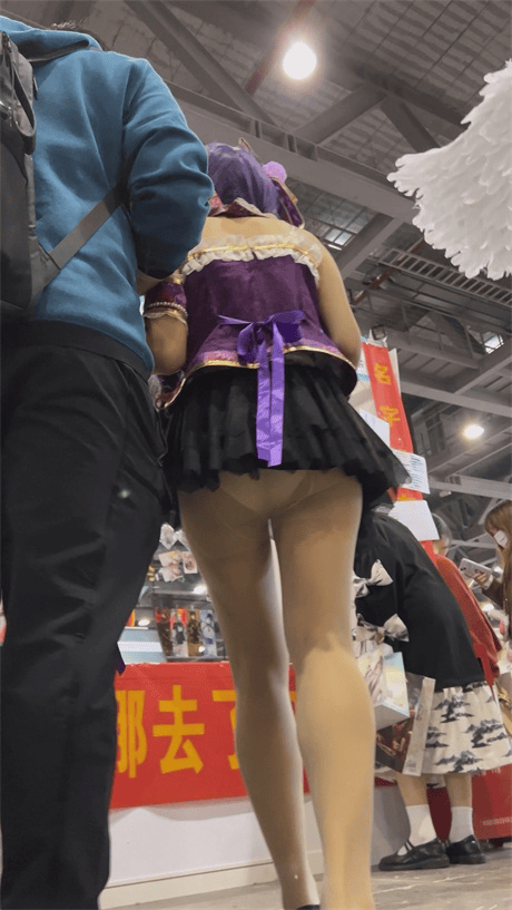 ❣️推荐❣️【展会抄底】颜值嫩妹,裙子这么短,肉丝白内都露出来了,龟男似乎看到镜头了,就喜欢婊子被人看1V
