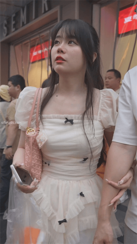 【pikpak❤️在线看】【步行街抄底】骚逼嫩妹,泡泡裙蓝内裤还行,玉足特写,当着龟男的面抄底,龟男好开心等下又可以操逼了1V