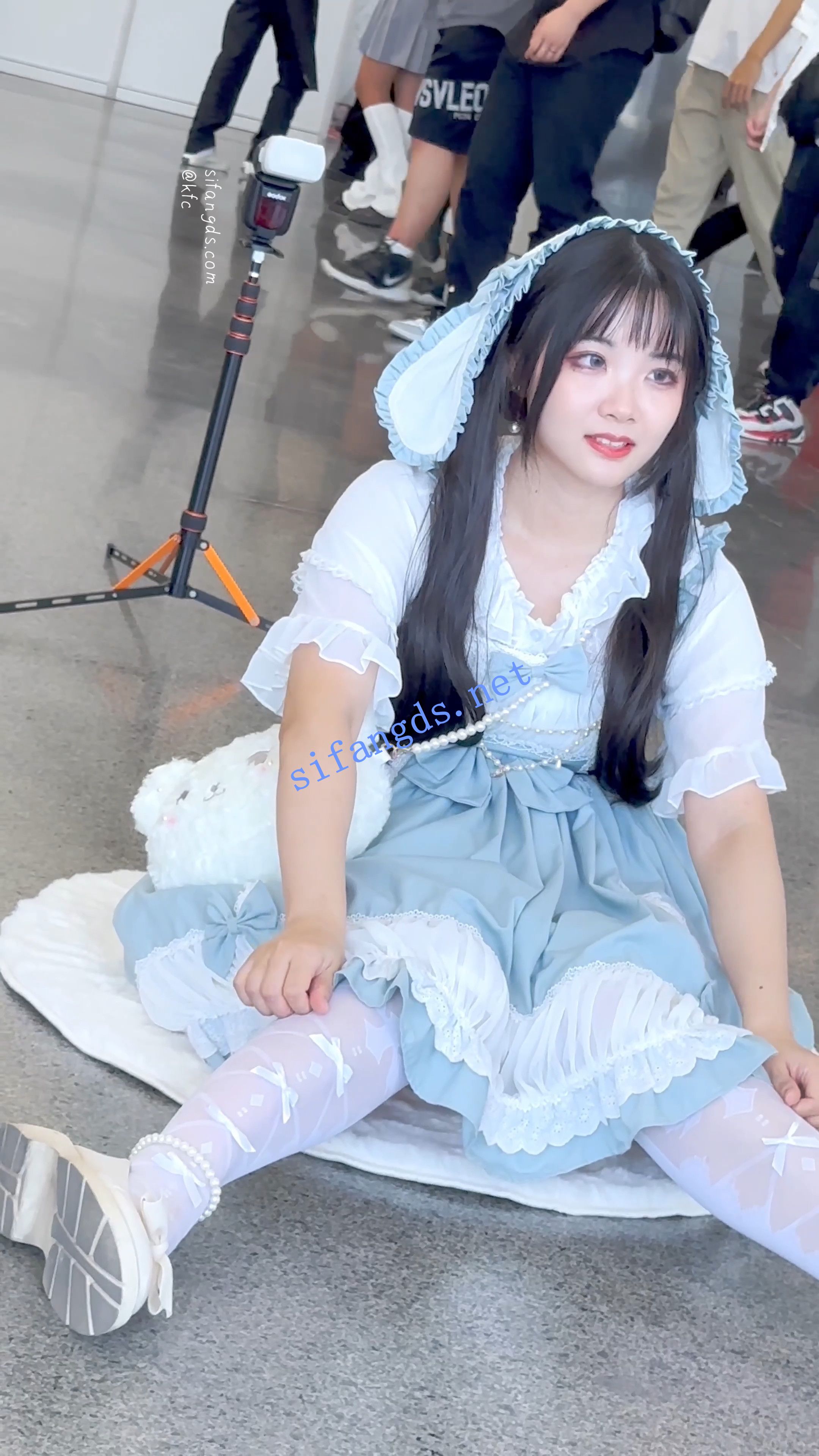 （应求而发）11/1【KFC】大耳狗洛丽塔学妹拍照·透明内裤各种姿势露出黑森林