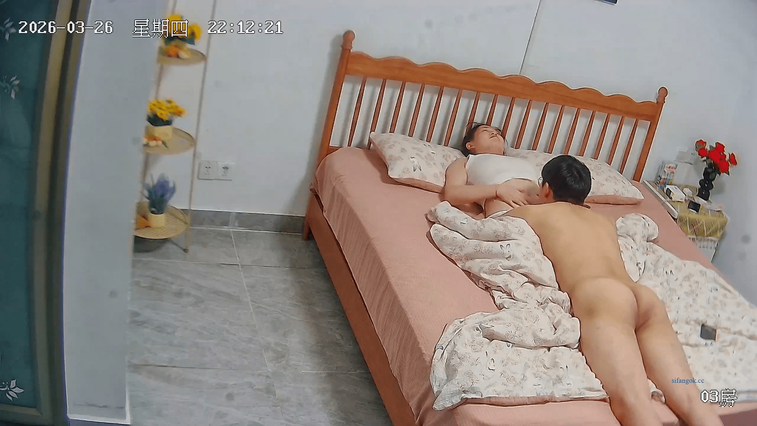 3-29流出酒店偷拍❤️打工妹穿上红丝吊带情趣内衣诱惑奶狗男友操她(6V)