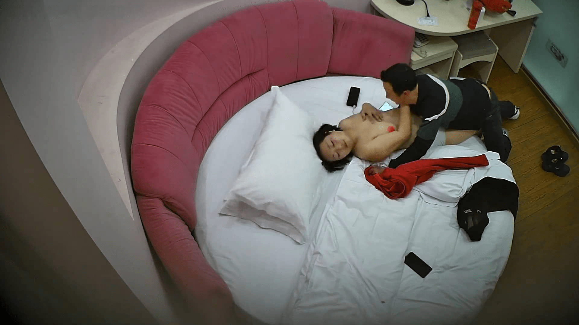 2-7流出酒店偷拍❤️偷情男女奸夫扒掉她厚厚秋裤后我在她身上69啪啪为所欲为(2V)