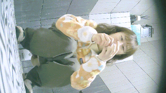 商场女厕双角度偷拍两位美女❤️近距离观察小黑鲍