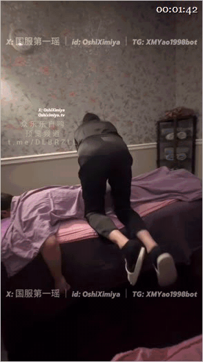 ✨推特性爱大师95后绿帽情侣美腿女王「汐梦瑶」按摩店技师准备的空档，我偷偷钻进床底躲好，男友上面在按摩放松、我在下面在吃肉棒