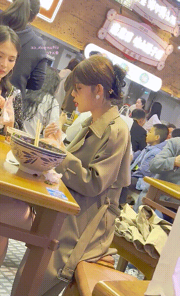 【KFC】两个极品短裙高跟少妇逛街❤️同好也忍不住偷拍一个粉内一个白内