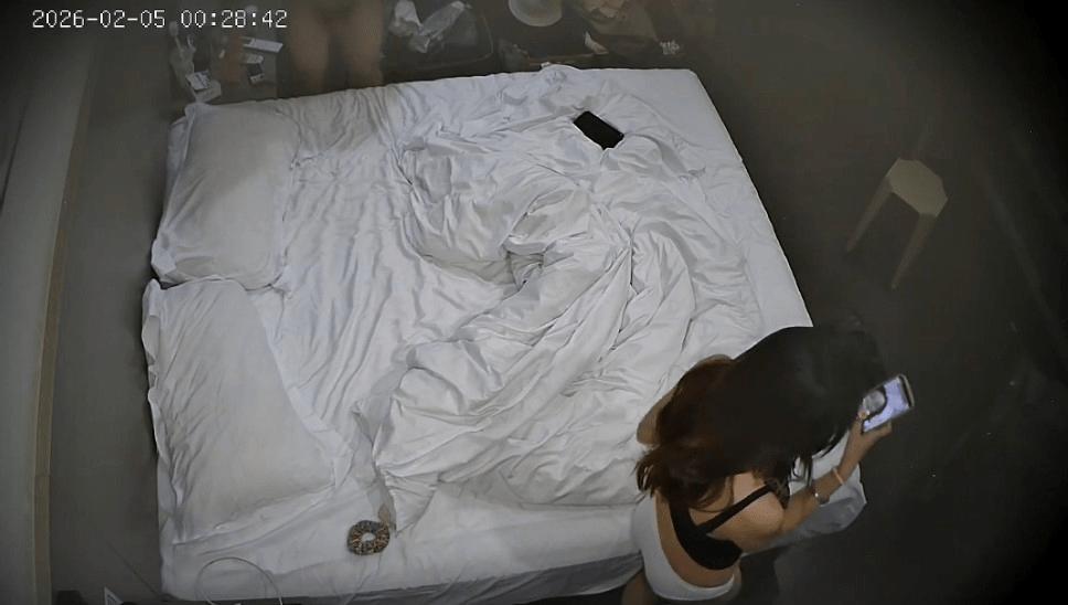 2-5流出酒店偷拍❤️分头哥终于泡到了单位模特身材御姐范女神去开房把她操到瘫软在床上