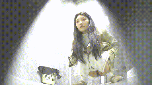 酒吧女厕全景偷拍多位美女❤️皮靴少妇人美B嫩