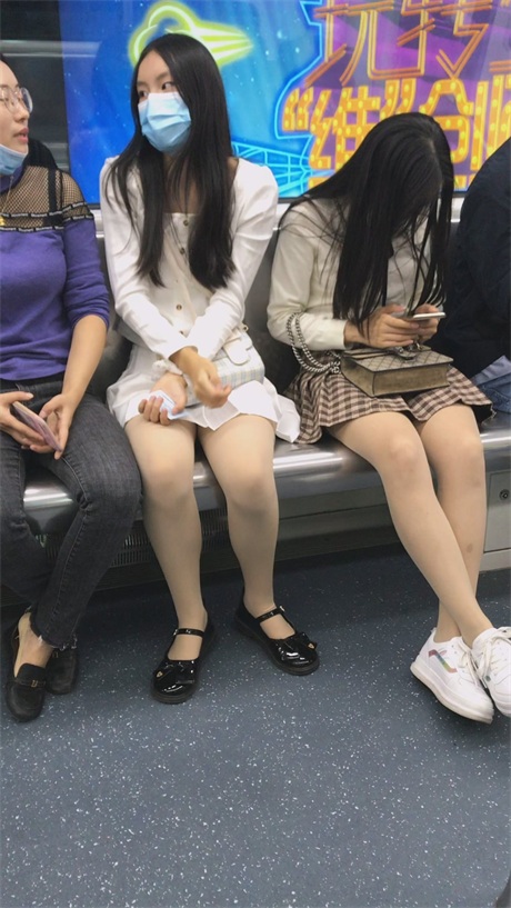 ❣️推荐❣️抄底颜值嫩妹【肉丝连衣裙】被发现了，翘二郎腿的姿势直接看硬了，有妈妈在旁边也要拍脸拍裙底，原档无水7V