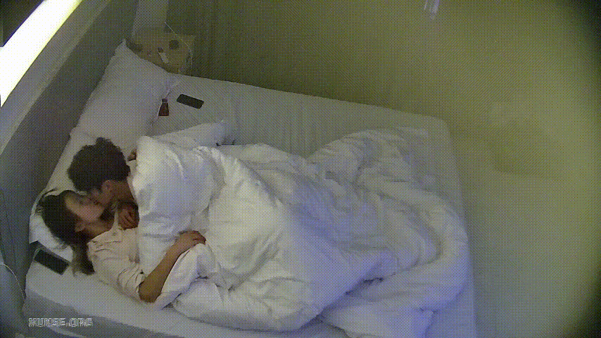 大学城民宿 3-15 身材娇小 但胸圆臀翘的长发小美女跟男友酒店性爱 男友操到一半拔开美女的屁股看啥呢