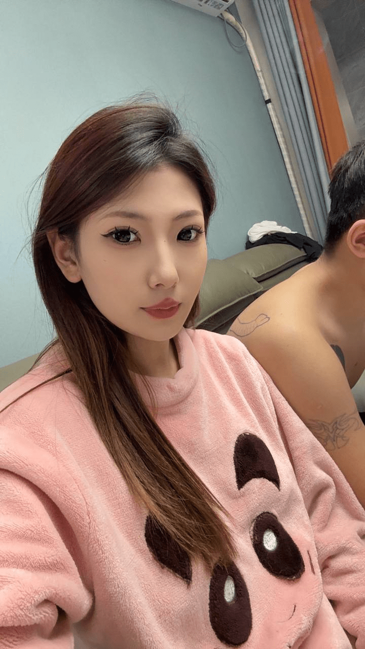 ✨【S级泄密】在吉林长春南关区霓虹夜色中，户外露出，极品身材符文战士露脸颜值母狗「赵彤」这朵探探上的野花绽放得淋漓精致