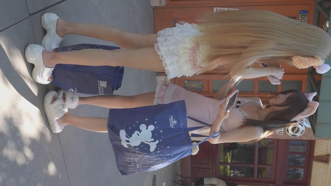 【banana cat系列】❤️超短吊带裙美女游乐园打卡拍照没穿安全裤弯腰拿东西侧面露毛