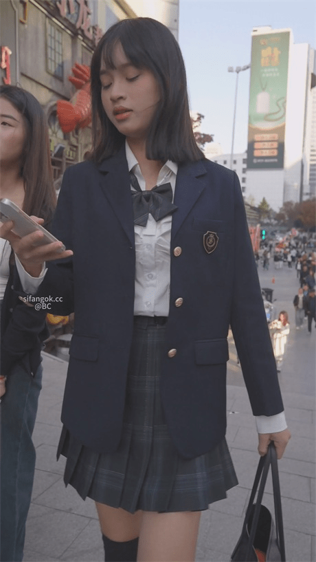 ❣️推荐❣️【跟拍短裙学生妹】跟了一路，白色内裤很性感，屁穴很紧致，阴户饱满，想对着屁穴猛吸1V