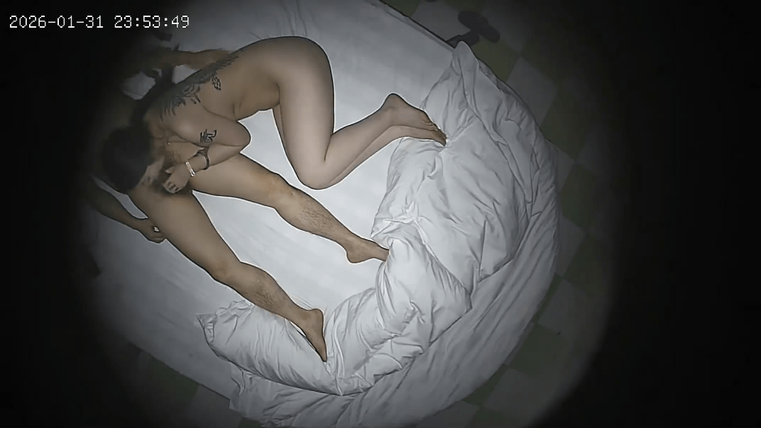 2-1流出酒店上帝视角偷拍❤️浑圆大胸纹身妹撅着屁股伸手扶着JJ帮忙插入