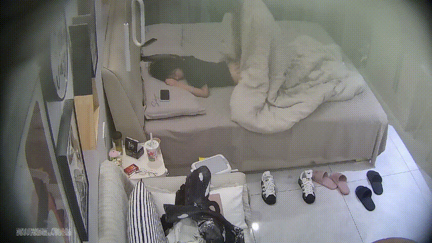 大学城 3-15 小美女跟小男友床上恩爱拉扯 男人对美女的屁股爱不释手 扶住腰就一通操 压在屁股上操