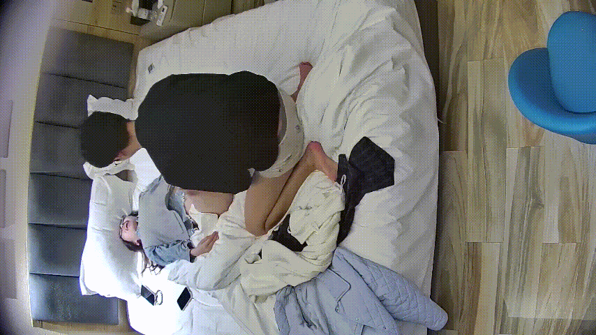 大学城 3-21 续 年轻人还是猴急 兴趣上来小美女衣服都没脱 单脱裤子就开干 完事儿还让美女含屌清理