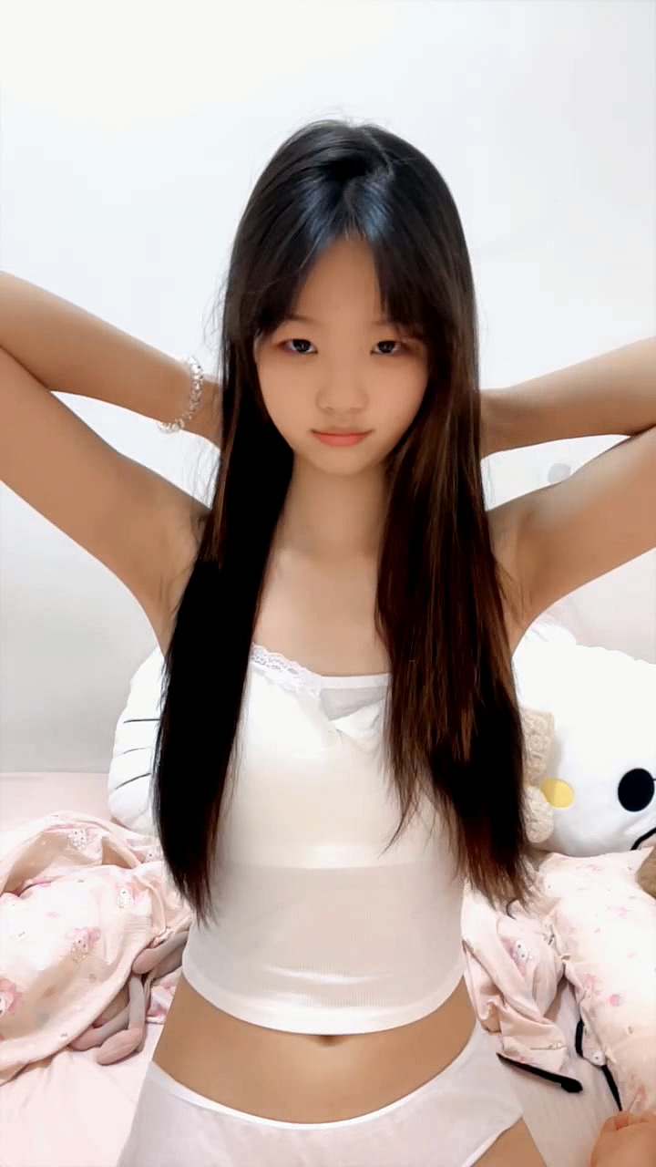 00后小美女看着很纯没想到还是个无毛白虎逼，全程露脸洗澡诱惑，躺床上给狼友展示，掰开小穴看特写精彩刺激