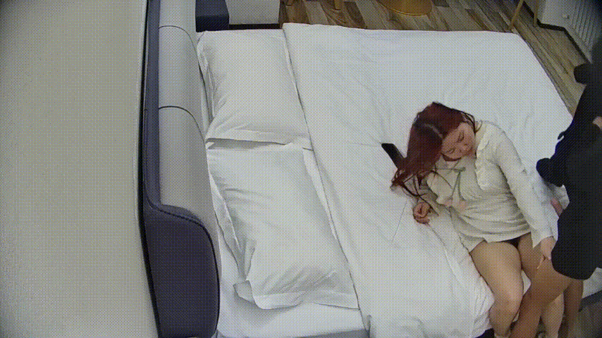 大学城 12-8 微胖小妹无情被男友分开双腿 只能老实配合 胸罩往男人身上一甩 后面男人还教她足交