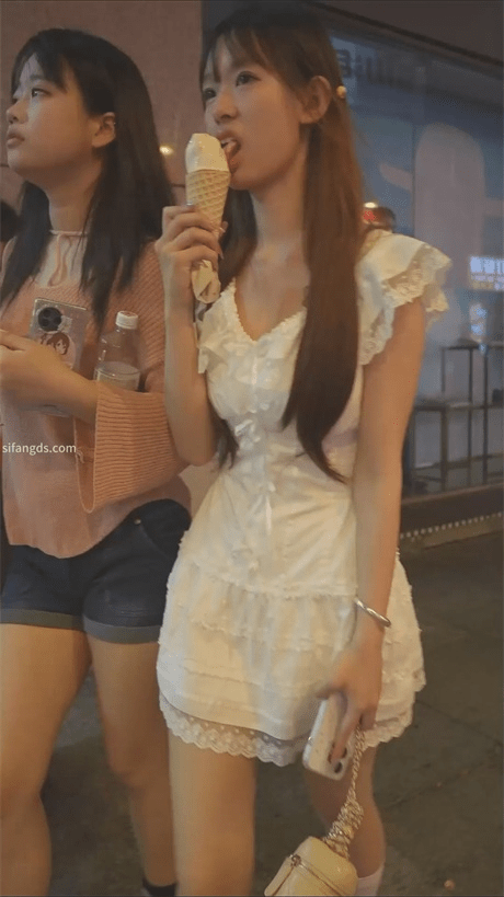 ❣️推荐❣️【步行街抄底】肉丝齐逼短裙YYDS，女仆装屁穴有点黑，白裙大长腿好棒，想把脸埋进白丝屁穴里猛吸3V