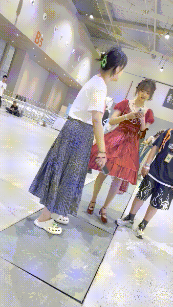 【KFC】学生妹跟着妈妈弟弟逛街❤️红色长裙白色一次性内微透