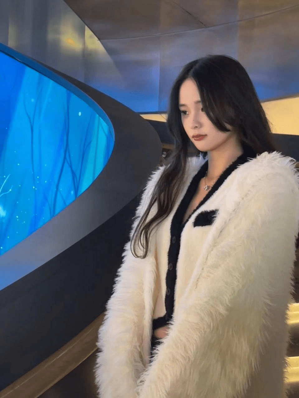 ✨【S级泄密】上海长腿反差母狗妹，极致反差狗链加成，蜜桃臀腿玩年低声呻吟表情淫荡（6V）