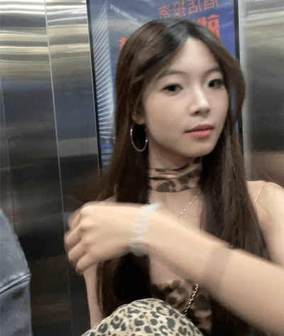 浙江贸易公司前台武心苑被老板潜规则❤️身着情趣女仆装深喉舔棒翘臀后入 跪当母狗的场面极致刺激！