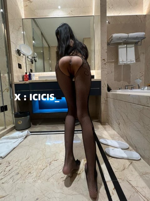 ✨【2月新档】推特新晋海王淫妻约炮原创博主「ICICIS」女大楠楠母狗，学狗爬到沙发，屁股翘好，还带着粘稠的白浆，顺势插入