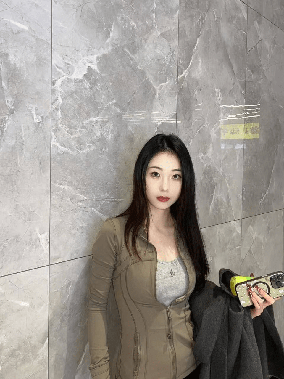 ❤️❤️擦边小网红性感黑丝大长腿，大黑牛露脸自慰，好反差