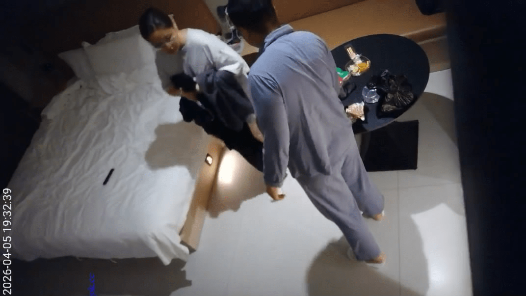 4-5流出天眼酒店偷拍❤️少妇被眼镜渣男骗到酒店一顿啤酒喝完趁她睡觉拿下内射