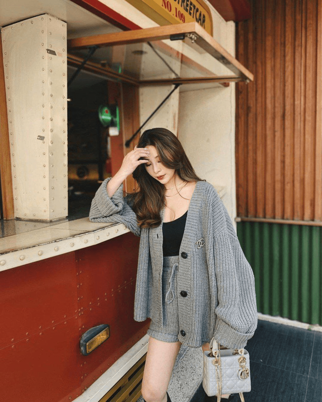 ✨【S级泄密】土豪爆料私养的母狗高颜值嫩模车震口爆，舔脚，别人眼中的清纯女神，私下却一边喝尿一边看镜头的母狗婊子（10V完整版）