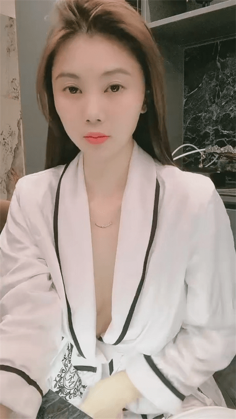 ❣️推荐❣️骚逼少妇【悠悠姐在此】极品身材，奶圆逼粉毛少腿长，内射后不过瘾还要搓逼自慰，让精子在逼里充分融合8V