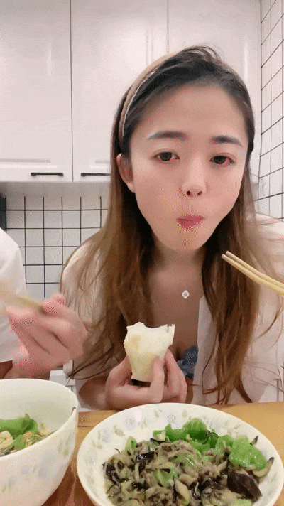 ♈ ♈ ♈2026年4月最新，真实良家人妻，【欲求不满小少妇】，小夫妻吃完晚饭，床上运动一番，无套内射，挺有气质的美女还很骚