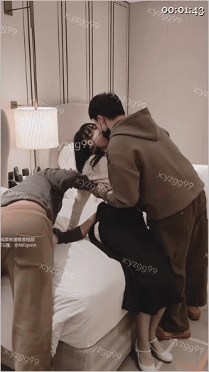 ✨【2月最新】推特绿帽原创博主，携淫荡小娇妻乱交性爱「养只果果」《3P性爱分享灰丝吊带》