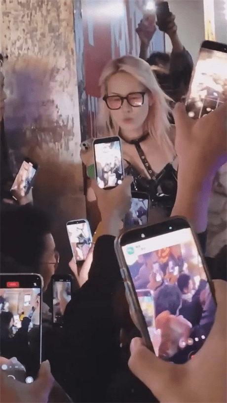 ❣️吃瓜❣️3月15日长沙【解放西路】众人围观穿着暴露的荡妇当街口活，众目睽睽当场吹射，可惜女子被叔叔铐走了9V