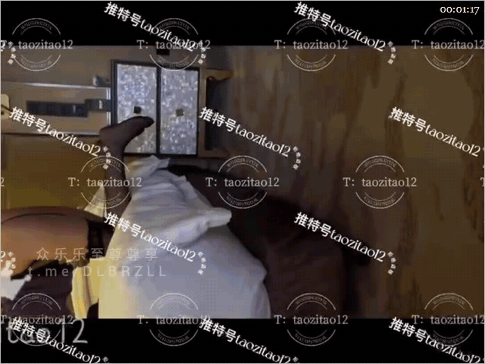 ✨推特蜜桃臀淫妻与爱分享绿帽老公「桃子」「taozitao12」小明见到桃子迫不及待开始了热吻，亲的桃子也开始主动回应