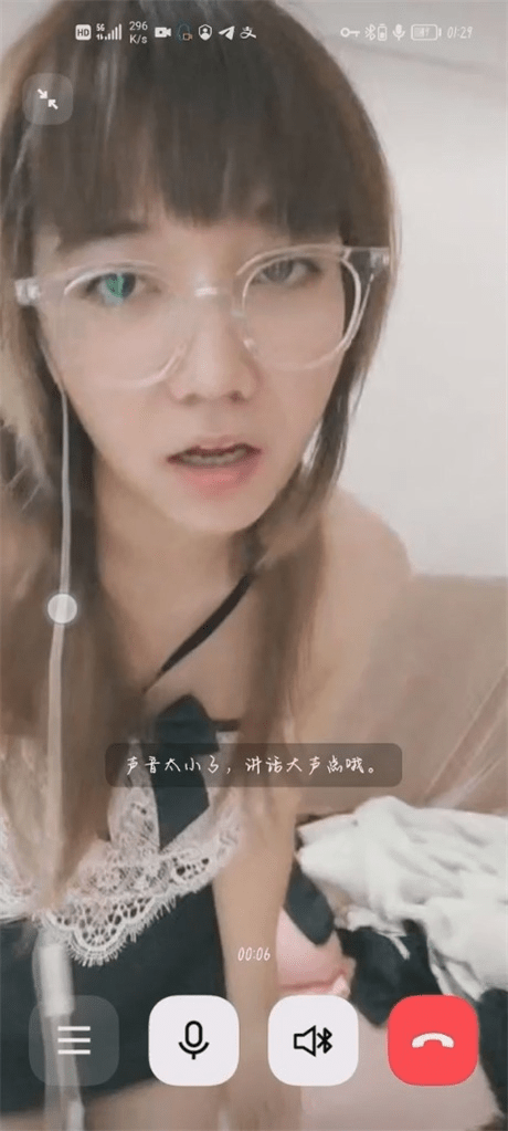 ❣️推荐❣️颜值嫩妹【小渡娘】一对一视频被出卖，无毛白虎穴性欲旺盛，自摸阴蒂逼水超级多，听指挥，眼镜妹就是骚1V