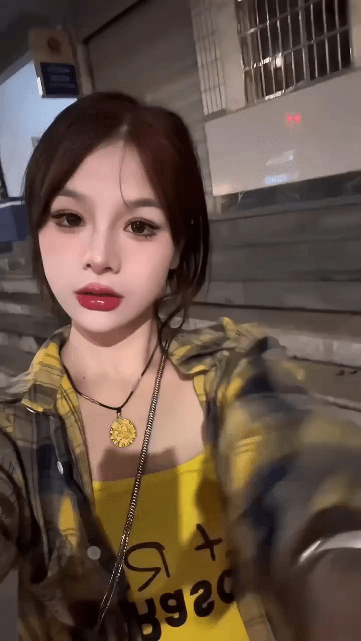 ❤️❤️满背精神小妹，社会上的大姐大，到了床上也不过是一条勇猛坐骑， 当母狗操