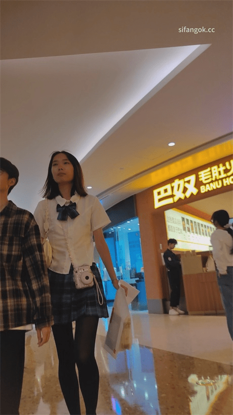 ❣️推荐❣️【商场抄底】极品JK学生妹，裙子这么短也不穿安全裤，白内内骚得要命，龟男在旁边也要拿下1V