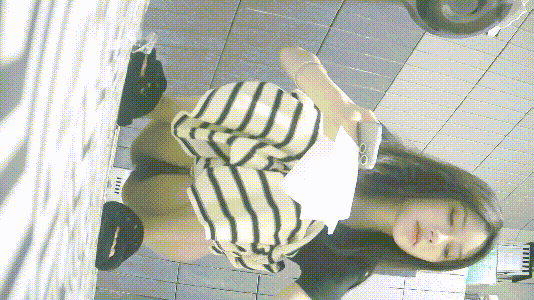 商场女厕全景偷拍女神级的少妇拉大号❤️人美B黑