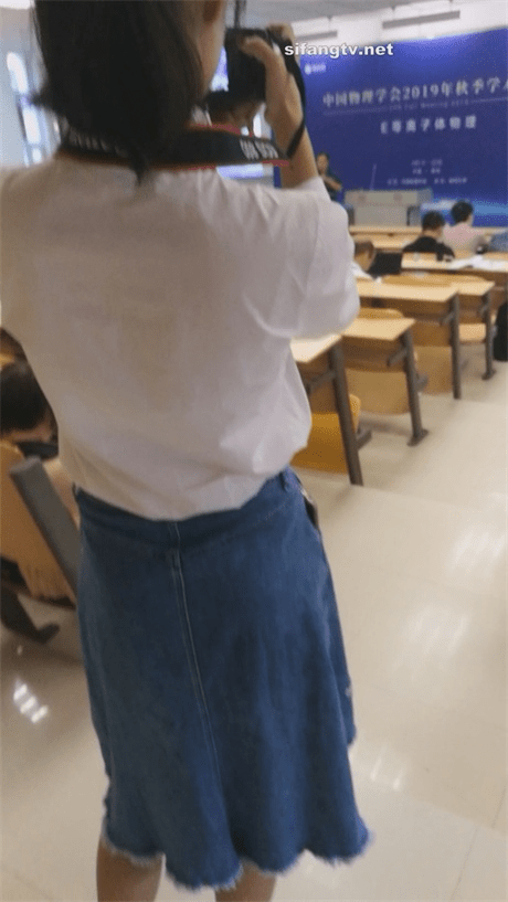 ❣️推荐❣️【大学生手持抄底】当众手动抄底，很有胆量，当着老师的面，同学的面，路人的面抄底，很硬核8V